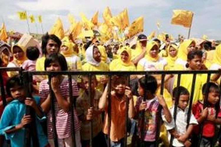 Ilustrasi: Puluhan bocah turut meramaikan kampanye terbuka yang digelar oleh partai Golkar di lapangan Cipta Karya Panam, Pekanbaru, Jumat (20/3/2009).  