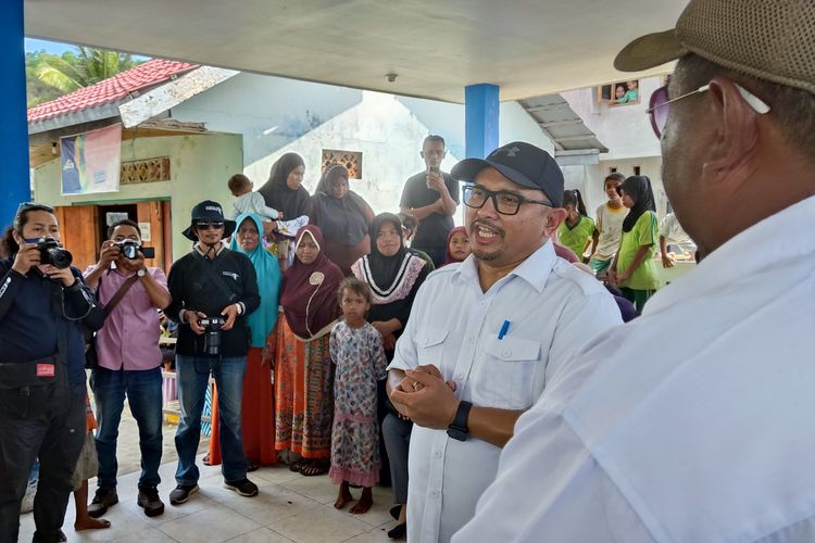 Direktur Utama BAKTI Kominfo Anang Latif saat berkunjung ke Desa Pasir Panjang, Pulau Rinca, Komodo, Manggarai Barat, Nusa Tenggara Timur, Sabtu (14/8/2022).