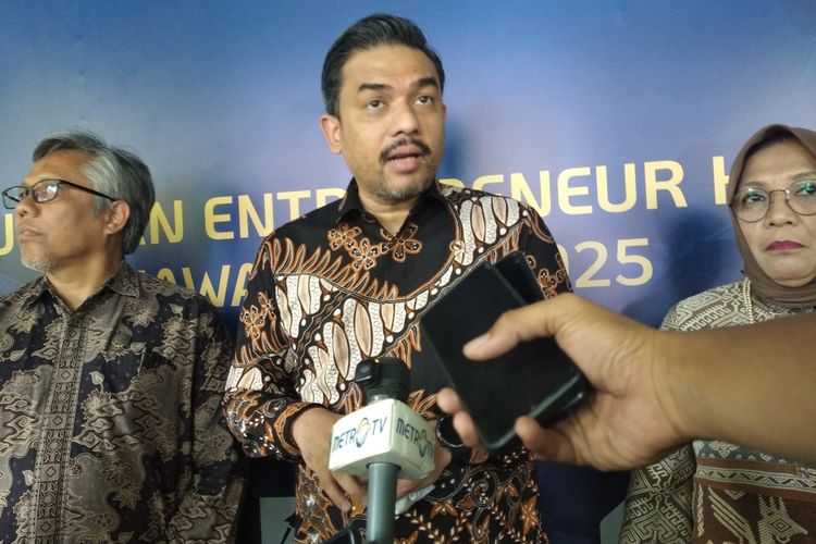 Menteri Usaha, Mikro, Kecil dan Menengah (UMKM), Maman Abdurrahman usai memberikan kuliah umum di Kampus ITB, Jalan Ganesha, Kota Bandung, Jawa Barat, Rabu (17/9/2025).