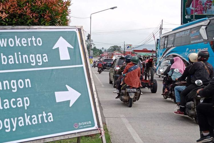 Arus lalu lintas di Ajibarang, Kabupaten Banyumas, Jawa Tengah, Jumat (29/4/2022).