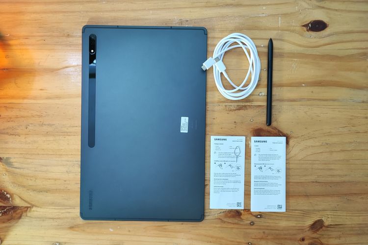 Isi kotak penjualan Samsung Galaxy Tab S8 Ultra di Indonesia.