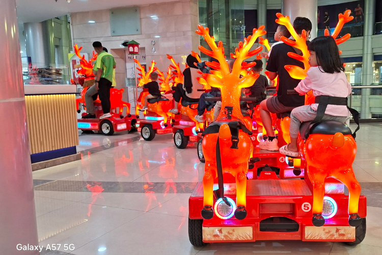 Hasil foto malam hari Samsung Galaxy A57 5G di dalam ruangan. Berkat dukungan fitur nightography, warna merah yang dihasilkan terlihat lebih keluar.