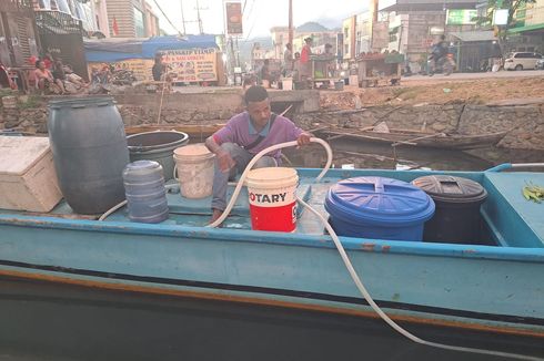Cerita Warga Sungai Hanyaan Jayapura Kesulitan Air Bersih, Terpaksa Tampung Tetesan dari Pipa di Jembatan