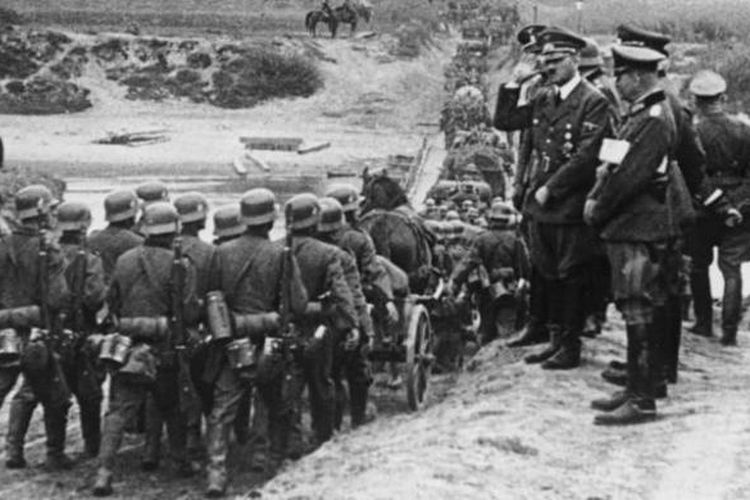 Diktator Jerman, Adolf Hitler terlihat tengah meninjau pasukannya yang tengah menggelar perang kilat atau Bliltzkrieg di Polandia, pada September 1939.