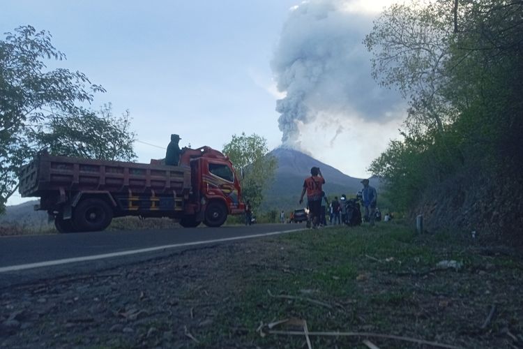 Gunung Lewotobi Muntahkan Abu Vulkanik Disertai Suara Gemuruh