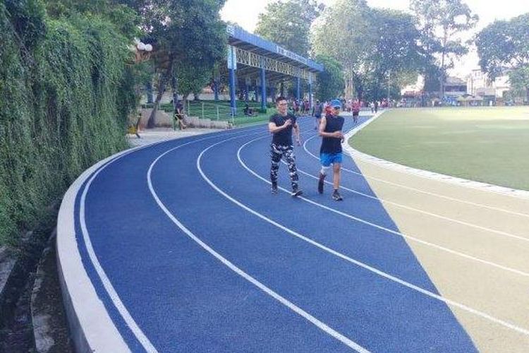 Warga berolahraga di Alun-Alun Kota Tangerang, Jumat (12/11/2021) yang sedang diuji coba.