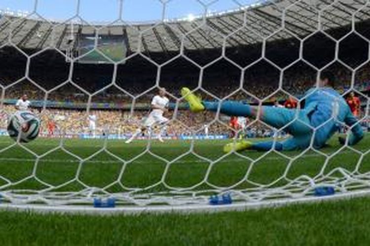 Kiper tim nasional Belgia, Thibaut Courtois, tak mampu menggagalkan tendangan penalti dari pemain Aljazair, Sofiane Feghouli. 