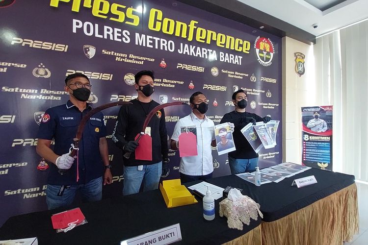 Polres Metro Jakarta Barat mengungkap penangkapan komplotan begal bersenjata tajam yang sering beraksi di Jakarta Barat, Kamis (18/8/2022).