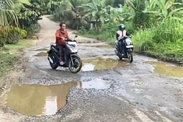 Jalan Rusak 4 Km di Merangin Hambat Aktivitas Warga, Akses Sekolah dan Kesehatan Terganggu