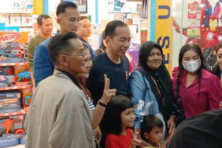 FOTO BARENG: Sejumlah pengunjung mal tengah berfoto bersama Presiden Joko Widodo di Solo Paragon Mall, Jumat (8/3/2024).