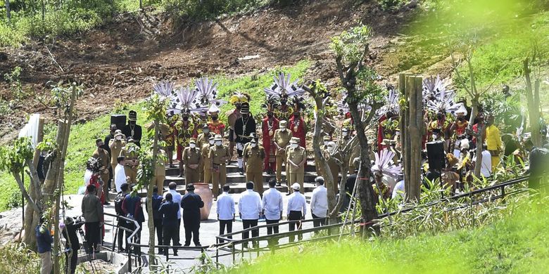 Suasana seremoni ritual Kendi Nusantara di titik nol Ibu Kota Negara (IKN) Nusantara di Kecamatan Sepaku, Penajam Paser Utara, Kalimantan Timur, Senin (14/3/2022). Presiden Joko Widodo menggelar seremoni ritual Kendi Nusantara  di titik nol IKN Nusantara dengan mengumpulkan 34 tanah dan air yang dibawa gubernur se-Indonesia.