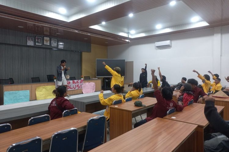 Mahasiswa Terobos Kantor Disdik Pematangsiantar, Protes Program MBG
