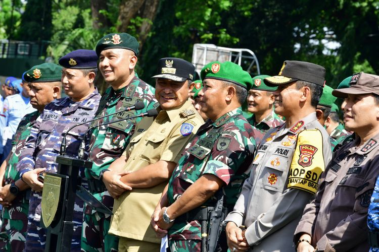 Penjabat (Pj) Gubernur Sulawesi Selatan (Sulsel) Bahtiar Baharuddin saat membacakan Ikrar Pemilu Damai pada apel gelar pasukan secara serentak dalam rangka pengamanan Pemilu 2024, di Lapangan M Yusuf Markas Komando Daerah Militer (Makodam) XIV Hasanuddin, Kamis (1/2/2024).
