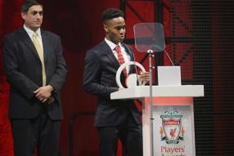 Raheem Sterling saat menerima penghargaan Pemain Terbaik Liverpool, Selasa (19/5/2015)