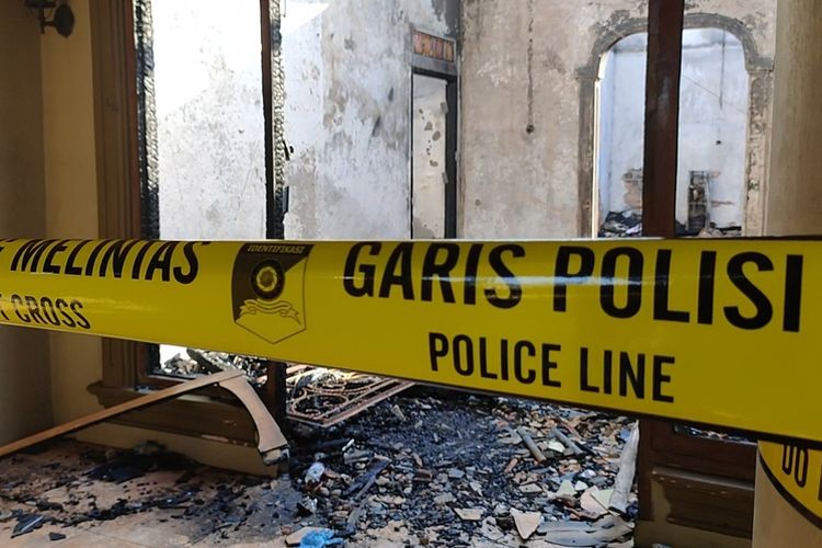 1. Foto saat rumah milik mantan anggota DPRD Ogan Ilir Sumatera Selatan terbakar Jumat malam

2. Garis polisi sudah terpasang di lokasi rumah yang terbakar Sabtu pagi.