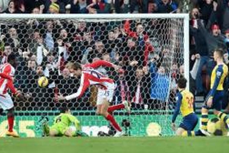 Ekspresi penyerang Stoke City Peter Crouch (tengah, nomor 25) setelah mencetak gol ke gawang Arsenal, pada pertandingan Premier League, di Britannia Stadium, Stoke on Trent, Sabtu (6/12/2014).