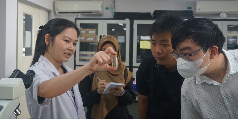 Mahasiswa Fakultas Kedokteran dan Ilmu Kesehatan Unika Atma Jaya. 