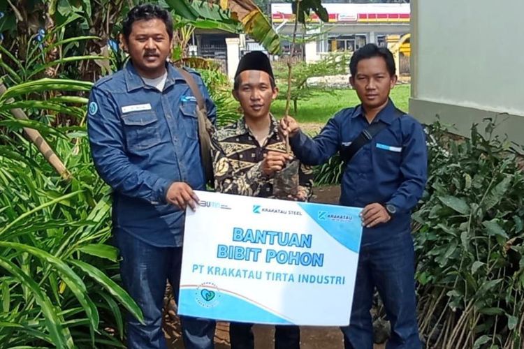 PT Krakatau Tirta Industri, perusahaan industri yang berkomitmen pada keberlanjutan mendukung konservasi lingkungan melalui penyerahan 3.000 bibit pohon.