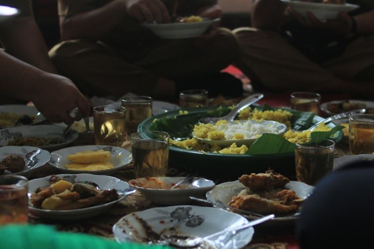 Tradisi ngobeng atau ngidang makan bersama khas Palembang akan didaftarkan pemerintah setempat ke UNESCO sebagai Warisan Budaya Tak Benda (WBTB) .