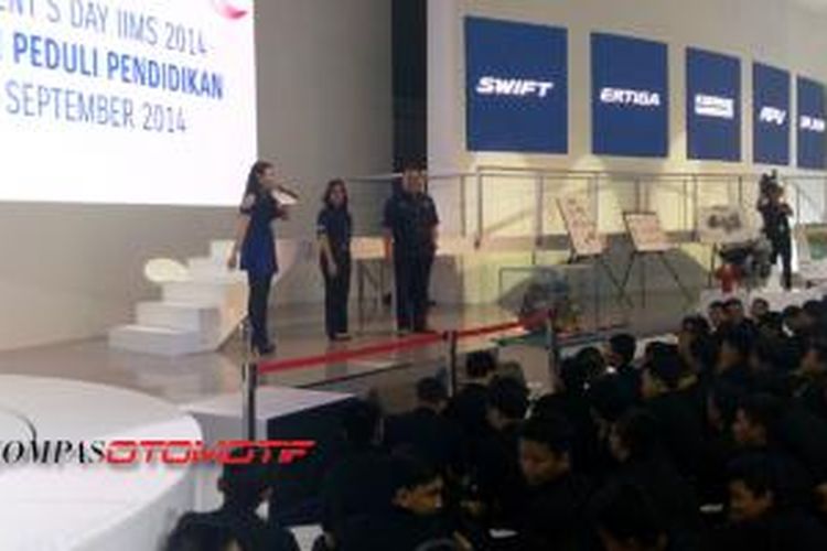 Student day di IIMS 2014, Suzuki memberi edukasi tentang mesin Ertiga dan Karimun Wagon R.