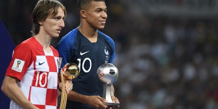 Luka Modric dianugerahi sebagai pemain terbaik dan Kylian Mbappe menjadi pemain muda terbaik pada Piala Dunia 2018 seusai laga final di Stadion Luzhniki, 15 Juli 2018. 