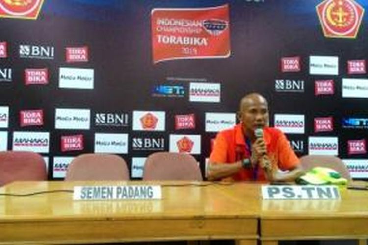 Pelatih PS TNI, Suharto AD, memberikan keterangan dalam jumpa pers usai timnya kalah 1-2 dari Semen Padang pada laga pertama babak 8 besar Grup D Piala Jenderal Sudirman (PJS) di Stadion Manahan, Solo, Sabtu (12/12/2015). 