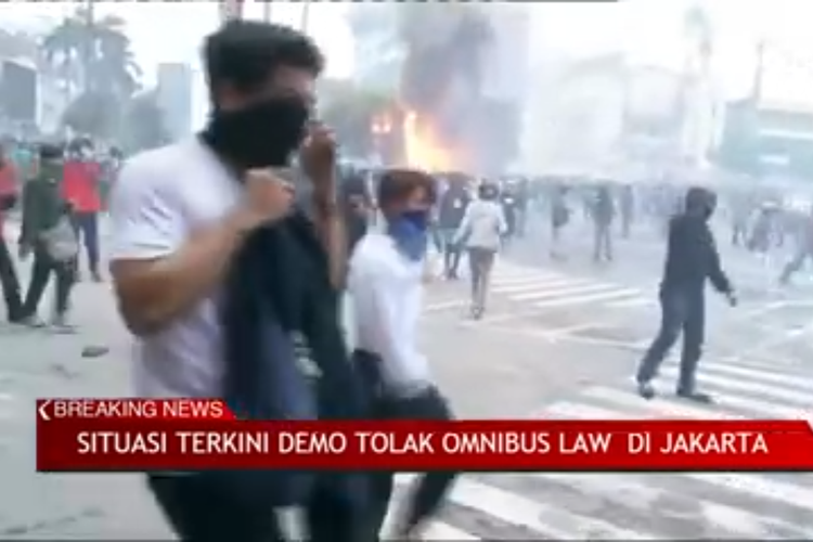 Rioters clash with police in Jakartas Harmoni district