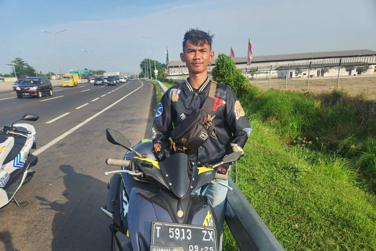 Pemudik motor masuk jalan tol wilayah Karawang, Jawa Barat, Minggu (7/4/2024).