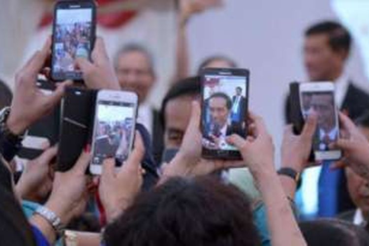 Warga Indonesia yang tinggal di London antusias mengambil foto Presiden Joko Widodo.