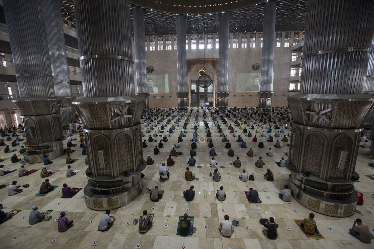 Umat Islam menunaikan shalat Jumat di Masjid Istiqlal, Jakarta, Jumat (20/8/2021). Pengurus Masjid Istiqlal kembali membuka pelaksanaan ibadah shalat Jumat setelah ditutup selama masa PPKM Darurat hingga masa perpanjangan saat ini dengan ketentuan jumlah jamaah dibatasi sebanyak 25 persen dari kapasitas masjid dan jamaah wajib menunjukkan kartu vaksin.