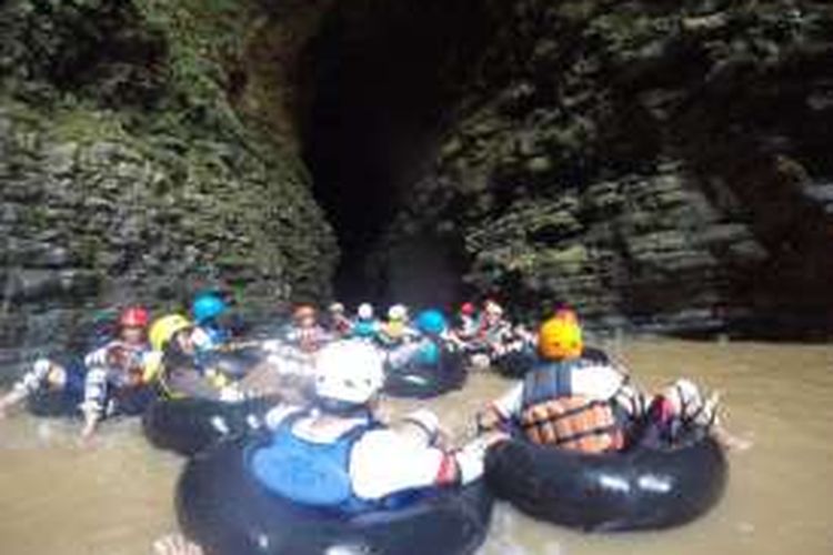 Peserta Take Me Anywhere 2, menjajal cave tubing di Kalisuci, Kabupaten Gunungkidul, DI Yogyakarta, Sabtu (15/10/2016).