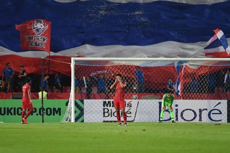 Sejumlah pesepak bola Indonesia meluapkan kekecewaan setelah gawang Indonesia dibobol Thailand dalam laga lanjutan Piala AFF 2018 di Stadion Nasional Rajamangala, Bangkok, Thailand, Sabtu (17/11/2018). Indonesia dikalahkan tuan rumah Thailand dengan skor 4-2. 