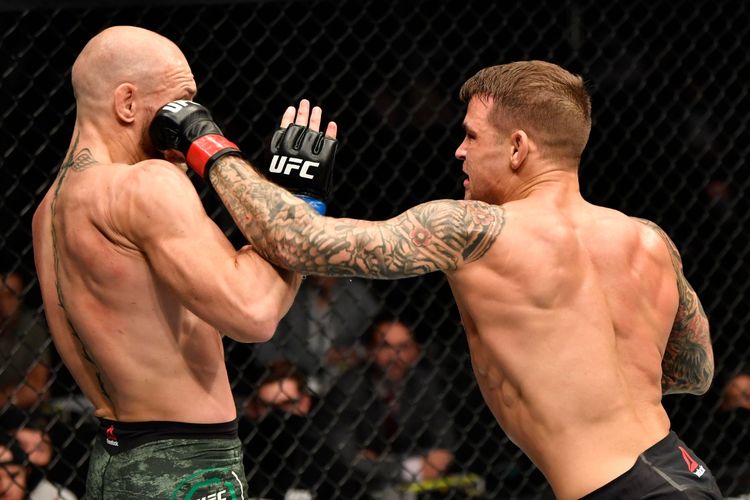 Dustin Poirier (kanan) melepaskan pukulan tangan kiri ke Conor McGregor (kanan) dalam duel divisi kelas ringan atau lightweight UFC 257 yang dihelat di Fight Island, Abu Dhabi, Uni Emirat Arab, pada Sabtu (23/1/2021)