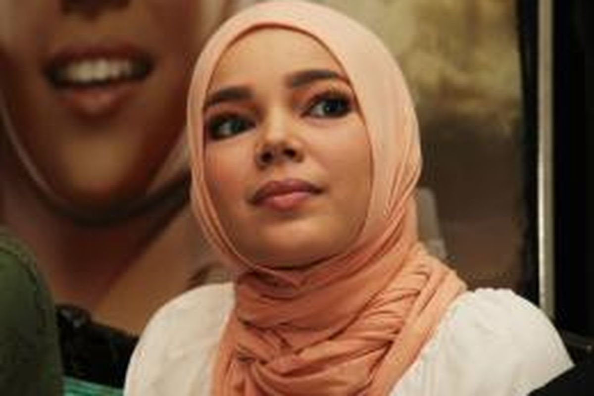 Dewi Sandra hadir dalam jumpa pers peluncuran klip video Aku Pulang, di kantor rumah produksi Falcon Music, Kalibata, Jakarta Selatan, Minggu (6/7/2014).