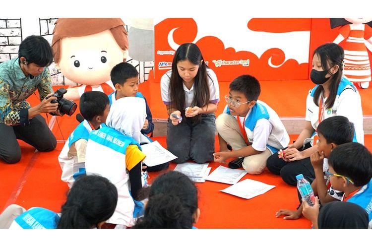 Dalam rangka Hari Ibu, belasan anak pejuang kanker mengikuti kegiatan bermain dan belajar bersama YUMA di Alfamart Drive Thru Gading Serpong, Tangerang, Banten pada Minggu (7/12/2025). 