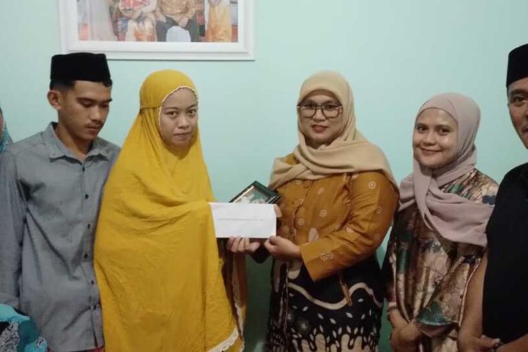 Gubernur Sulsel, Andi Sudirman Sulaiman memberikan perhatian dan mengutus tim relawan Andalan Sulsel Peduli untuk menyampaikan rasa duka dengan menyerahkan uang duka.