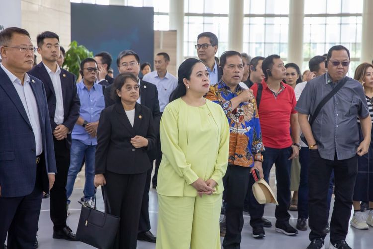 Dalam kunjungannya ke Tiongkok, Ketua DPR RI Puan Maharani diajak berkeliling Kantor Deputies to People?s Congresses Distrik Chengdu, Tiongkok, Kamis (30/5/2024)