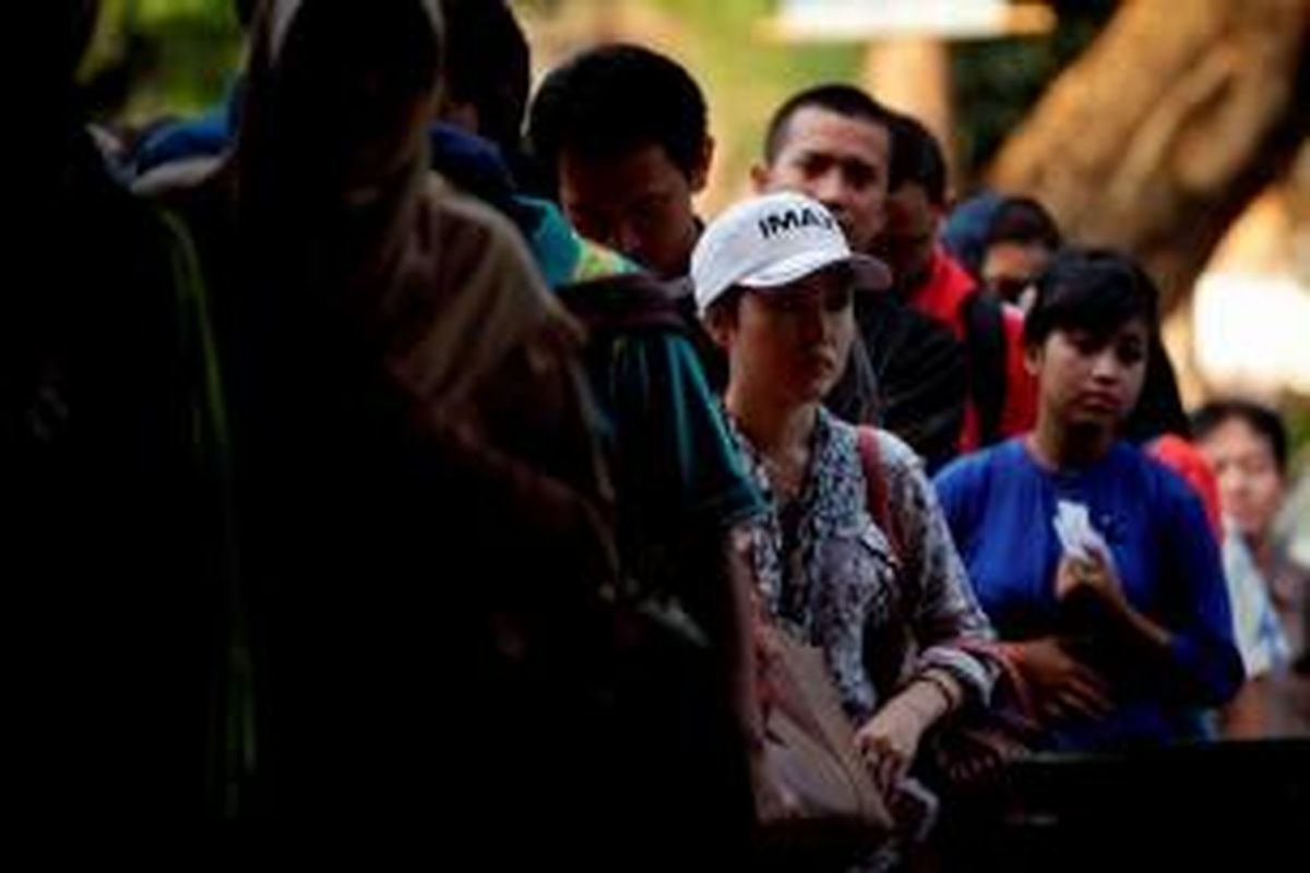 Warga mengantre membeli Tiket Harian Berjaminan (THB) di Stasiun Manggarai, Jakarta, Kamis (22/8/2013). PT KAI Commuter Jabodetabek resmi memberlakukan THB dengan tambahan biaya jaminan Rp 5.000, karena sejak 1 Juli 2013 sebanyak 800 ribu single trip e-ticketing hilang.