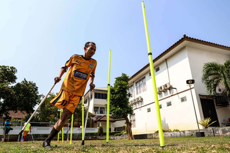 Anggota tim sepak bola Garuda Indonesia Amputee Football (Garuda Inaf) berlatih di lingkungan Rumah Sakit dr Suyoto, Bintaro, Jakarta Selatan, Sabtu (9/11/2019). Latihan Tim Garuda INAF tersebut untuk mempersiapkan diri untuk berlaga pada Piala Asia Sepak Bola Amputasi 2020 di Malaysia pada Februari tahun depan.