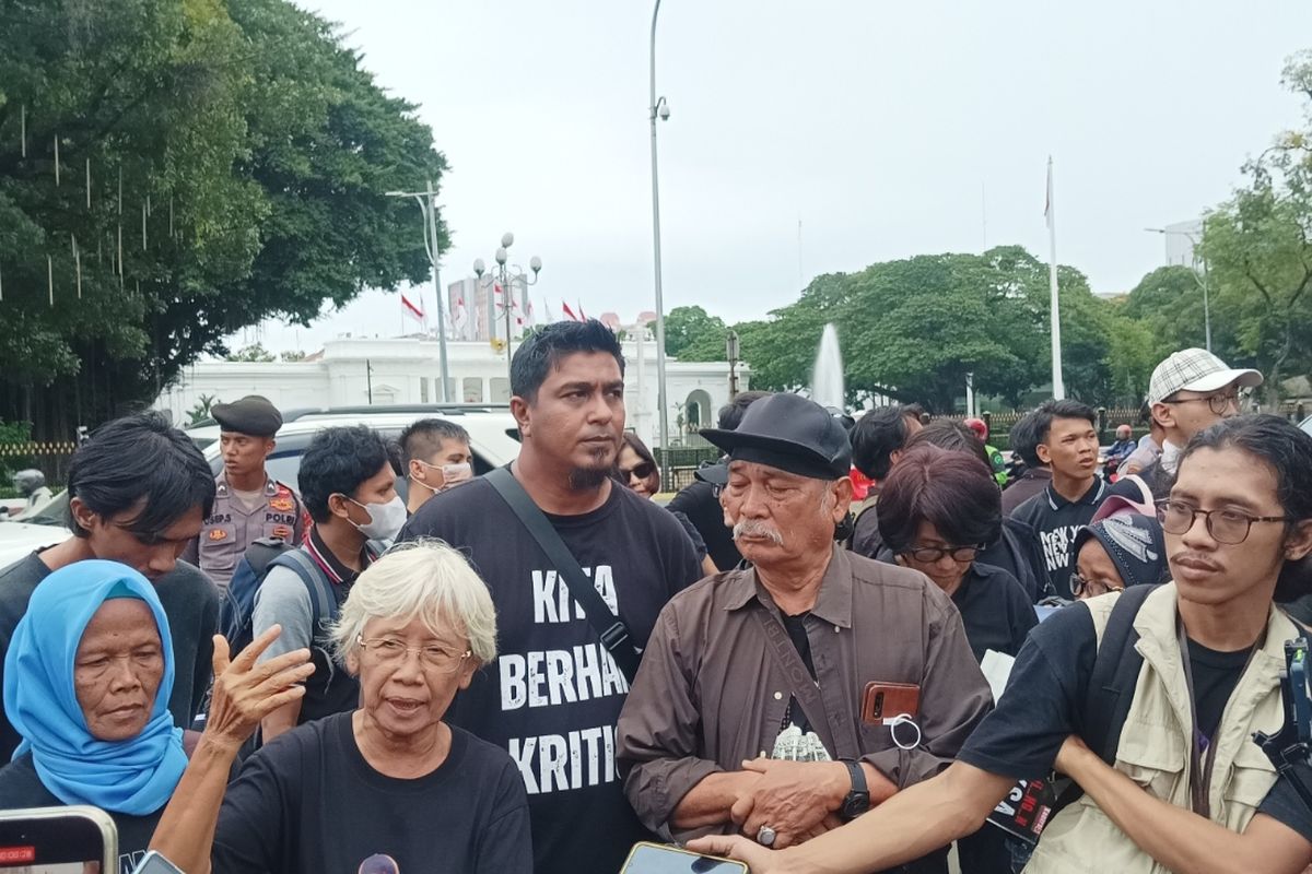Maria Katarina Sumarsih dalam peringatan 17 tahun Aksi Kamisan yang digelar di seberang Istana Merdeka, Jakarta, Kamis (18/1/2024).