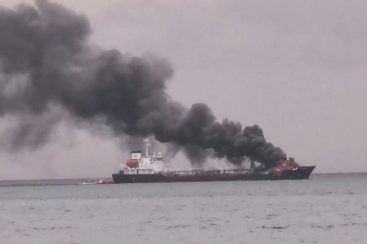 TKP Kapal MT. Kristin Surabaya Pengangkut BBM Petalite Terbakar di Pantai Ampenan, Minggu (26/3/2023)