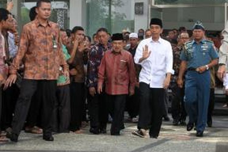 Presiden Joko Widodo dan Wakil Presiden Jusuf Kalla keluar dari Masjid Baiturrahim Komplek Istana Negara RI, Jakarta, usai melakukan ibadah Salat Jumat (24/10/2014). Ibadah Salat Jumat ini merupakan yang perdana bagi pasangan Jokowi-JK usai dilantik sebagai Presiden dan Wakil pada 20 Oktober lalu.