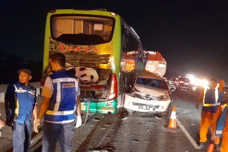 Petugas mengevakuasi kecalakan beruntun di Tol Malang-Pandan 77/B, Sabtu (25/09/2022) pukul 17.15 WIB.