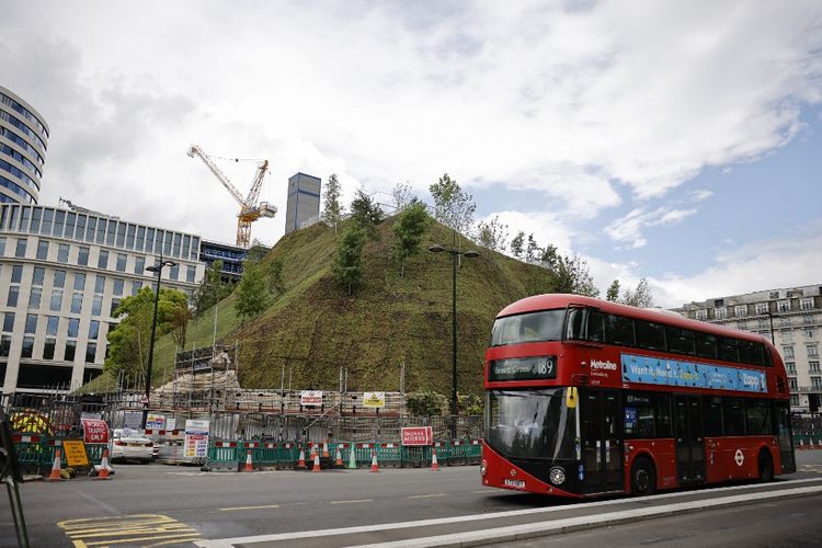 Bus melintasi Marble Arch Mound di London, Inggris, pada Rabu (28/7/2021).