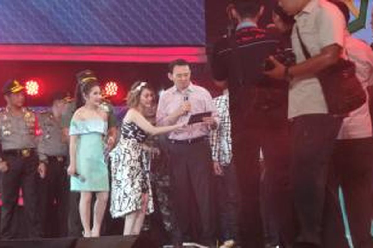 Gubernur DKI Jakarta Basuki Tjahaja Purnama bersama pembawa acara Rina Nose merayakan malam pergantian tahun, di Pantai Karnaval Ancol, Jumat (1/1/2016).