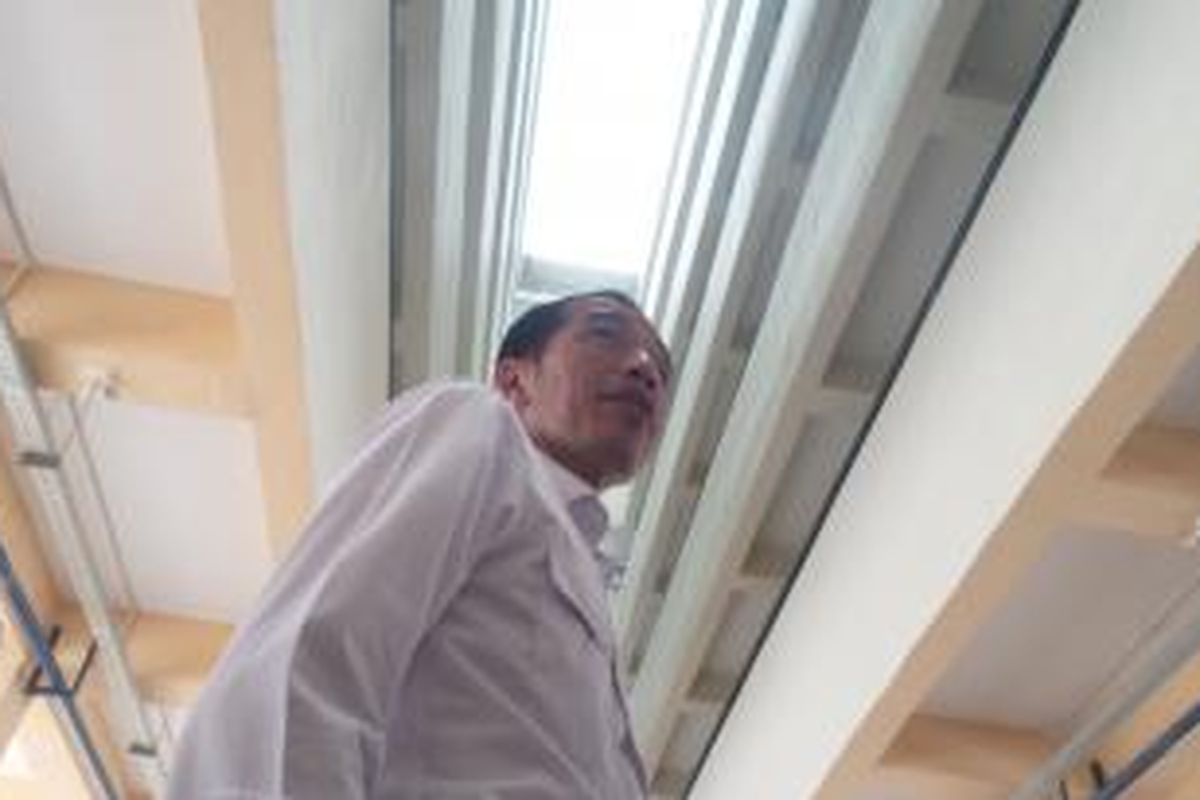 Gubernur DKI Jakarta Joko Widodo saat meninjau kesiapan rusun Cipinang Besar Selatan di Jatinegara Jakarta Timur, Kamis (14/8/2014).