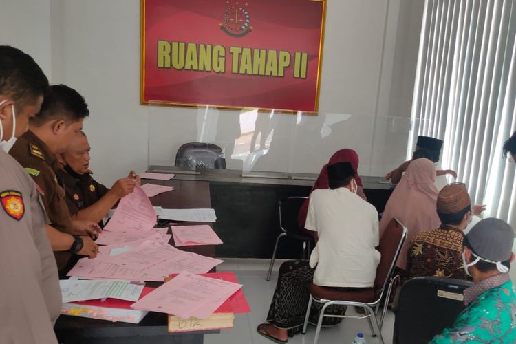 Kejaksaan Negeri Sumenep menahan 4 orang terdakwa dugaan kasus pemalsuan dokumen Bantuan Operasional Penyelenggaraan (BOP) pendidikan tahun 2021, Kamis (9/6/2022). 