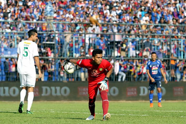 Kiper utama Persebaya Surabaya, Miswar Saputra.