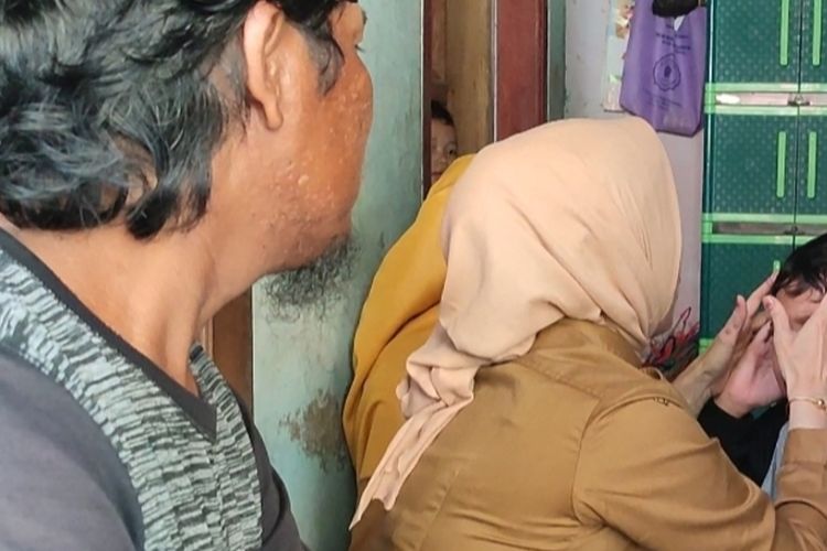 Ade Cahyaningsih, Kabid Dikdas Dinas Pendidikan Kota Cirebon menenangkan kondisi ARD di rumahnya ARD pada Senin (13/5/2024) pagi. ARD diduga mengalami depresi setelah hp yang dijual anaknya dijual ibunya karena desakan ekonomi.