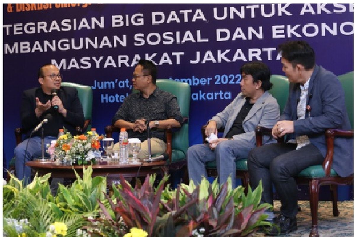 Diskusi bertema ?Pengintegrasian Big Data untuk Akselerasi Pembangunan Sosial dan Ekonomi Masyarakat Jakarta? dengan pembicara yaitu Salman Subakat, Ivan C. Permana, Damoza Nirwan dan Mochamad Achir Taher (sebagai Moderator sekaligus MC).